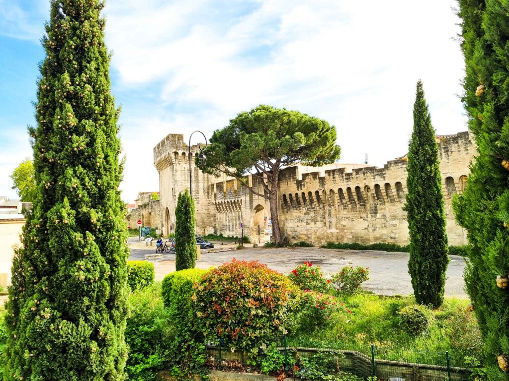 Guide (honnête) des quartiers à éviter à Avignon en 2026 avignon intra muros